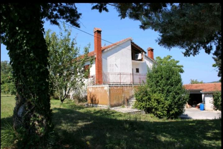 Pazin, Haus mit zwei Wohnungen