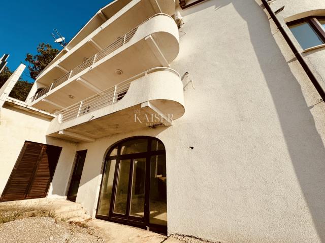 Opatija – Nezavršen stan 1S+DB se zasebnim apartmanom i fantastičnim pogledom