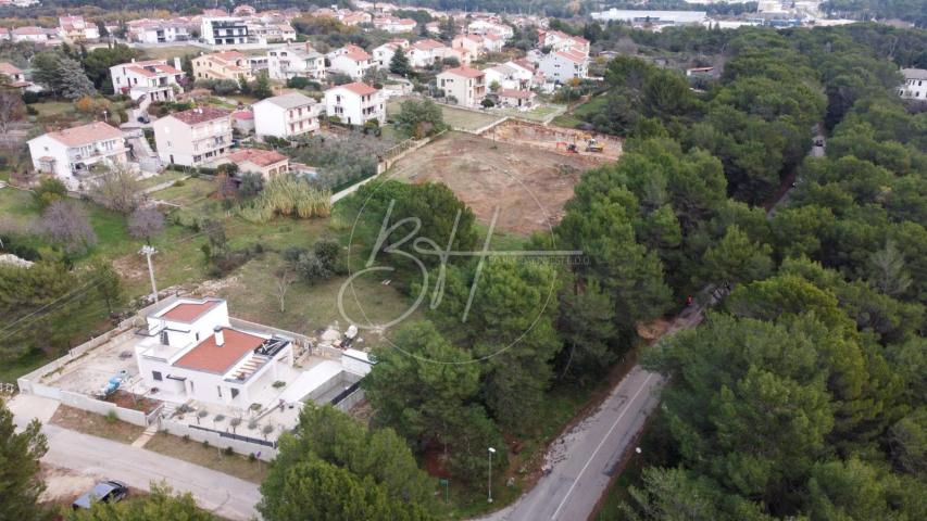 Land Veli vrh, Pula, 2.365m2