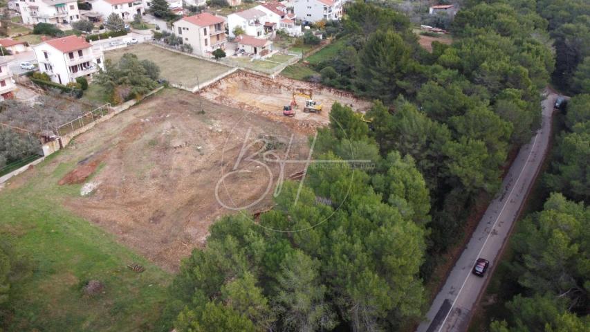 Land Veli vrh, Pula, 2.365m2