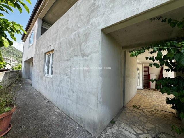 EINFAMILIENHAUS IN EINEM RUHIGEN DORF IN STADTNÄHE, BAR