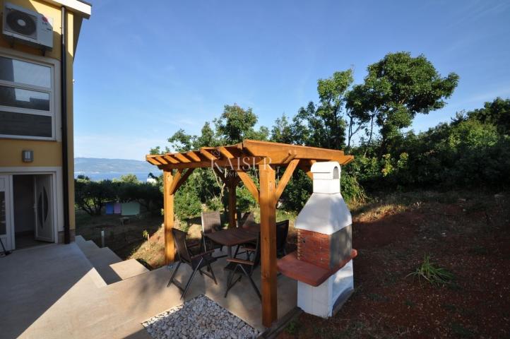 Vrbnik, otok Krk- apartman 93m2 s pogledom na more 