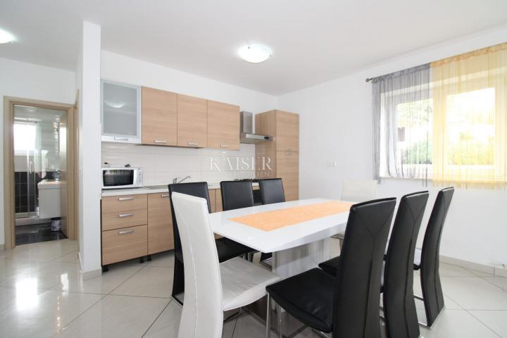 Vrbnik, otok Krk- apartman 93m2 s pogledom na more 