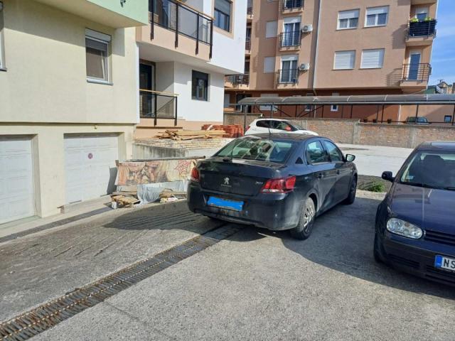 Uknjizen trosobn stan sa svojom garazom i parking mestom koji su uračunati u cenu