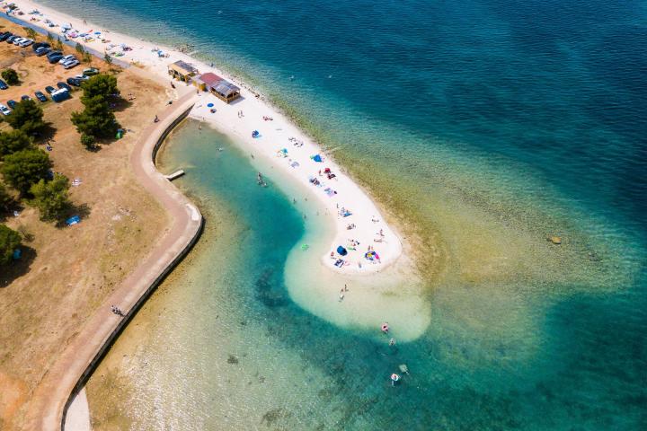 Istra, Štinjan, dugoročni najam luksuznog stana 110m2 s tri spavaće sobe na prvom katu