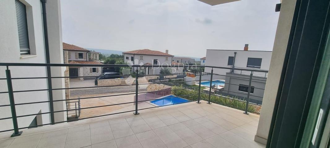 POREČ, UMGEBUNG- TOLLE WOHNUNG MIT DACHTERASSE UND POOL