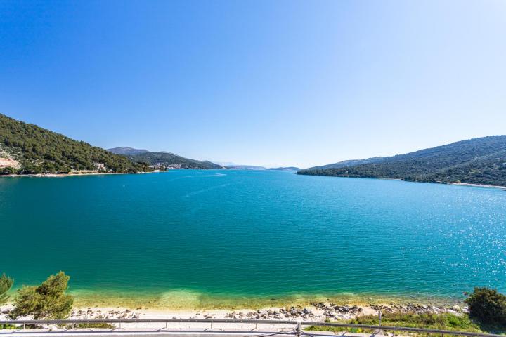 Marina, prostran trosoban stan prvi red do mora