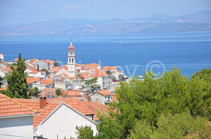 Brač, Sutivan samostojeća kuća, 3 stana, bazen