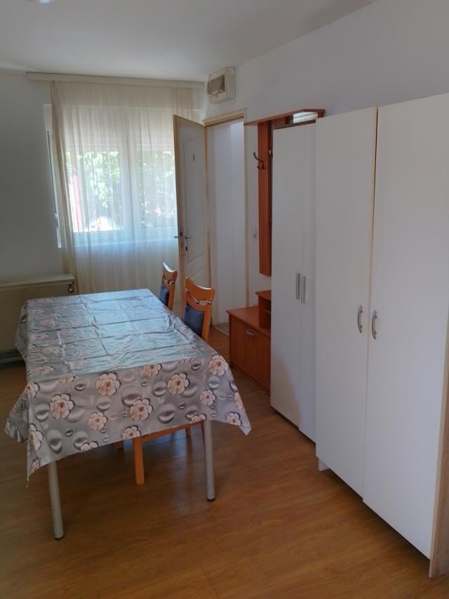 IZDAJEM APARTMAN