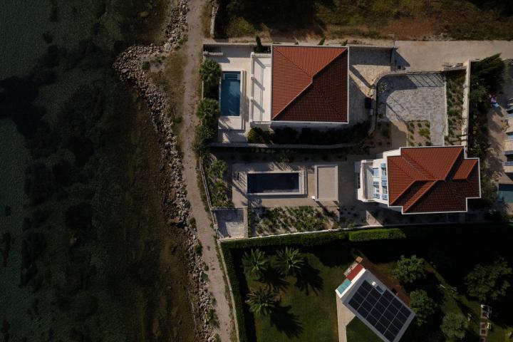 Otok Pašman, Dobropoljana, klasična kamena vila u prvom redu do mora