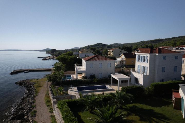 Otok Pašman, Dobropoljana, klasična kamena vila u prvom redu do mora