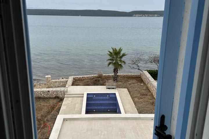 Otok Pašman, Dobropoljana, klasična kamena vila u prvom redu do mora