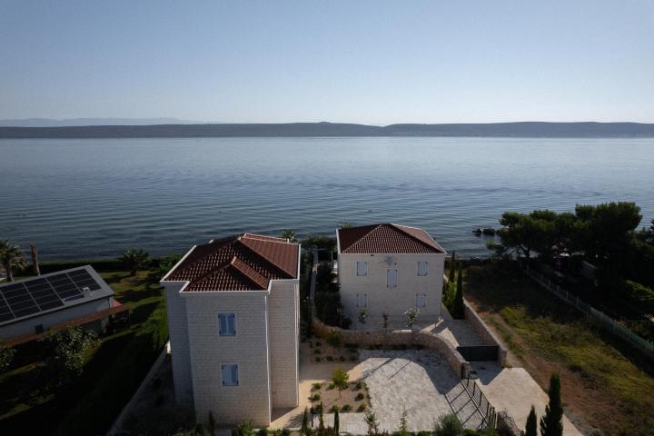 Otok Pašman, Dobropoljana, klasična kamena vila u prvom redu do mora