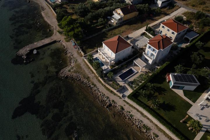 Otok Pašman, Dobropoljana, klasična kamena vila u prvom redu do mora