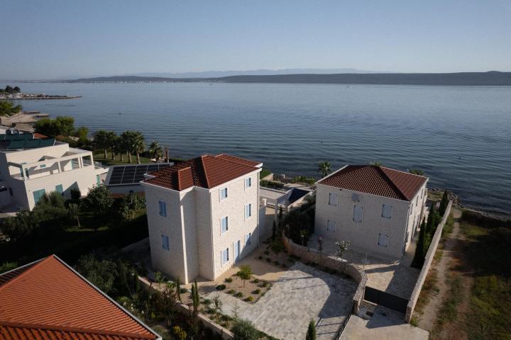 Otok Pašman, Dobropoljana, klasična kamena vila u prvom redu do mora