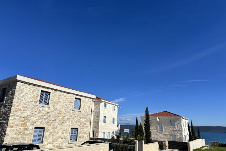 Otok Pašman, Dobropoljana, klasična kamena vila u prvom redu do mora