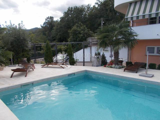 Opatija okolica, VILA  sa 8 apartmana i bazenom