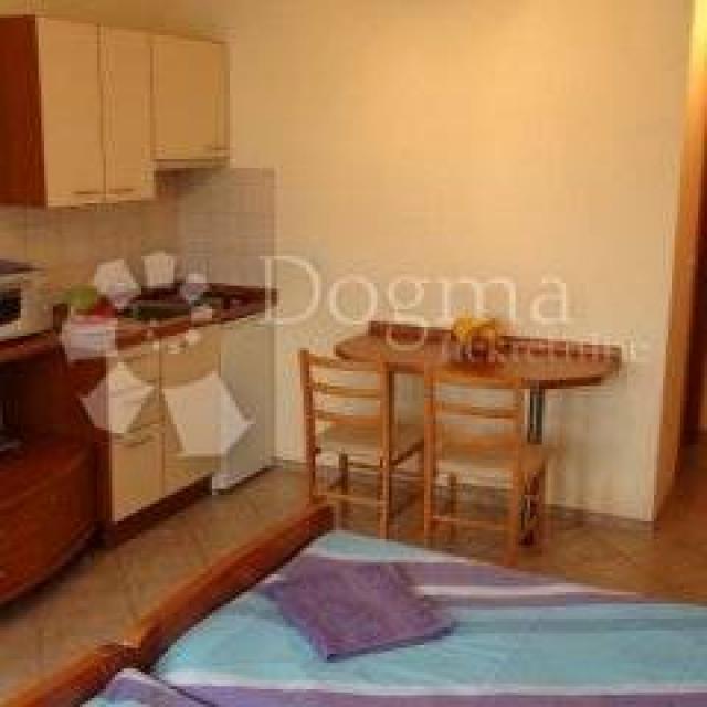 Opatija okolica, VILA  sa 8 apartmana i bazenom