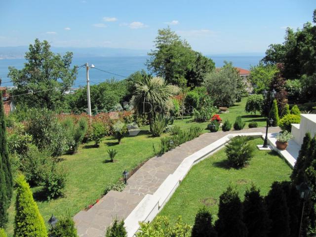 VILLA SA BAZENOM U IČIĆIMA, 350 m², 1050 m² okućnice