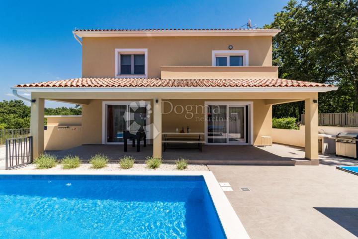 BEAUTIFUL HOUSE WITH POOL