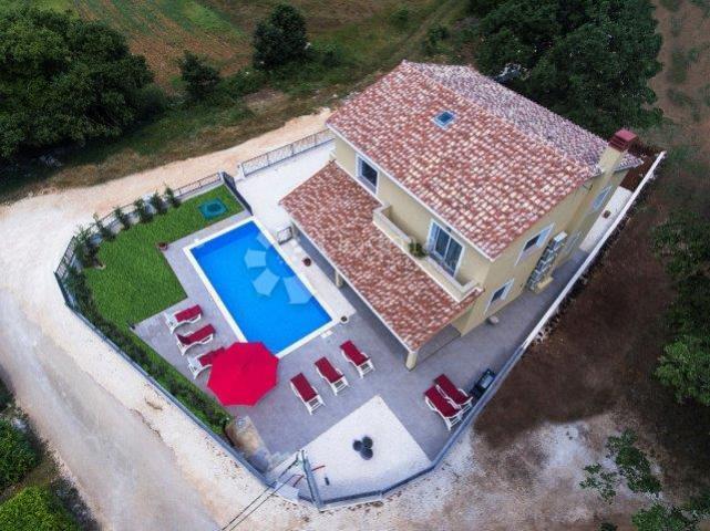 BEAUTIFUL HOUSE WITH POOL