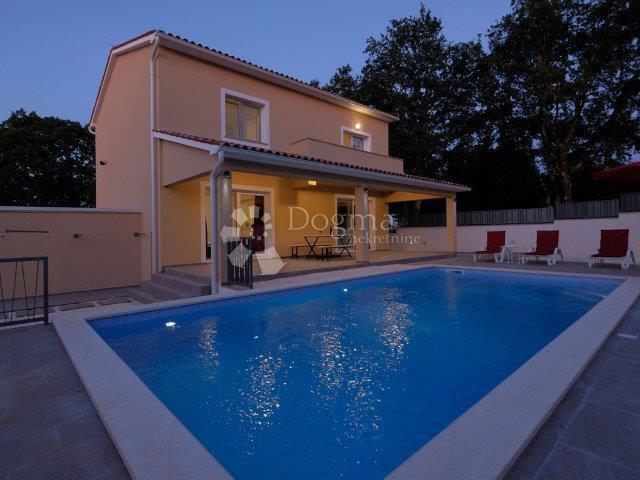 BEAUTIFUL HOUSE WITH POOL