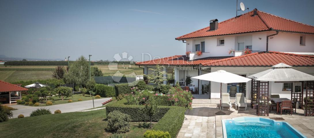 Obiteljska Vila 580 m², bazen, teniski/nogometni teren, okućnica 5500 m²