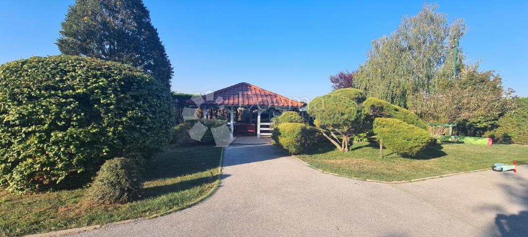 Obiteljska Vila 580 m², bazen, teniski/nogometni teren, okućnica 5500 m²