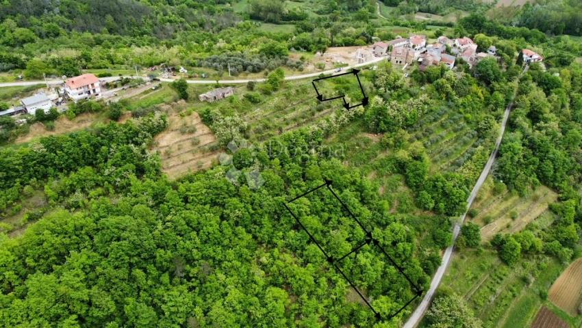 AUSSERGEWÖHNLICHES PROJEKT IN SCHÖNER NATUR MIT BAUGENEHMIGUNG FÜR EIN HAUS MIT POOL