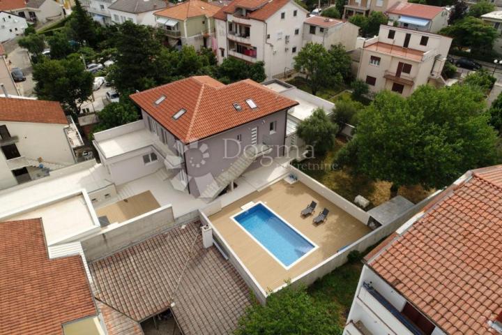 Prilika!! Apartman 62m2 prvi red do mora sa bazenom 