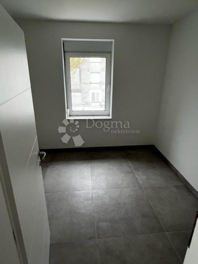 Prilika!! Apartman 62m2 prvi red do mora sa bazenom 