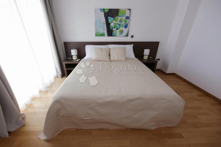 Apartman 108m2 prvi red do mora