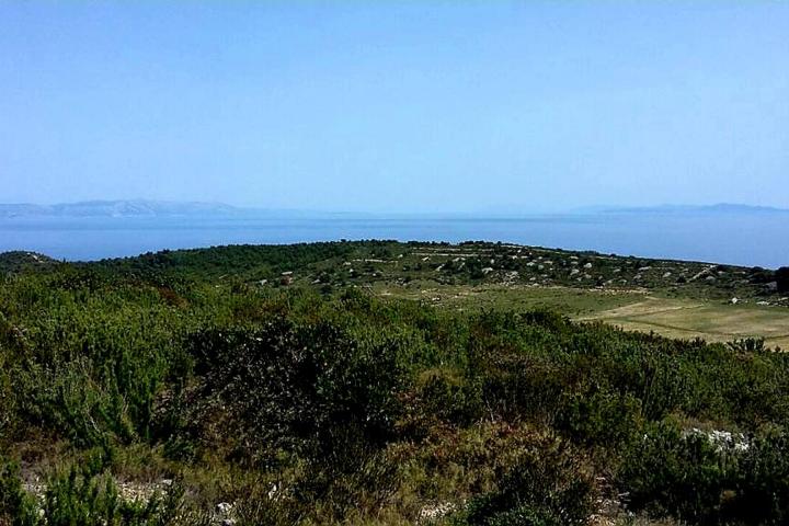 Vis, Kulor/Smokova, atraktivno zemljište površine 13698 m2 sa pogledom na more