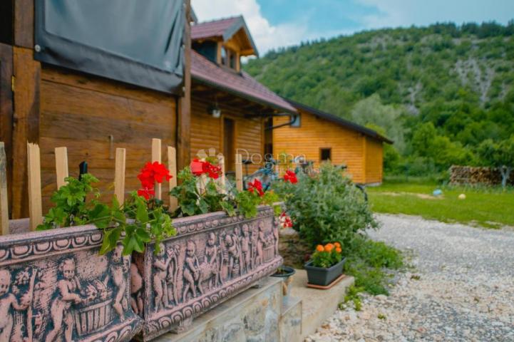 KOMPLEKS-RESORT LUKSUZNIH DRVENIH KUĆA ZA ODMOR PODNO VELEBITA