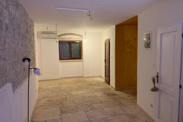 Istra, Rovinj, poslovni prostor 32 m2 - DUGOROČNI NAJAM 