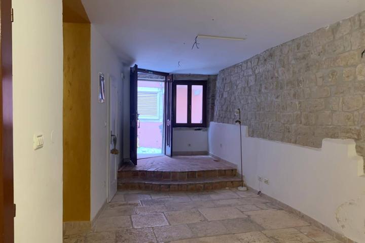 Istra, Rovinj, poslovni prostor 32 m2 - DUGOROČNI NAJAM 