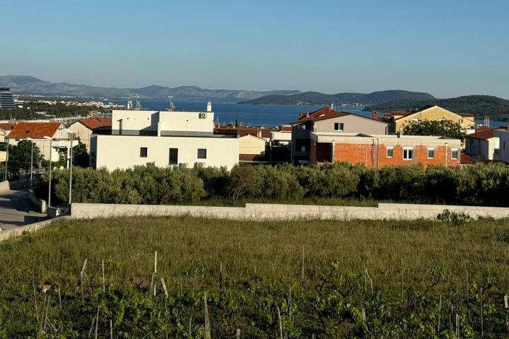 Vodice, građevinsko zemljište površine 1618 m2