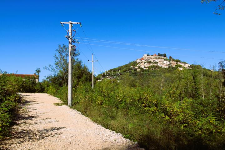 Istra, Motovun građevinsko zemljište ispod starog grada