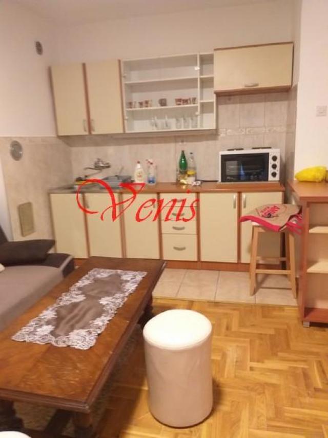 CENTAR ul Pavla papa 30 m2 - 280 Evra ID#2168