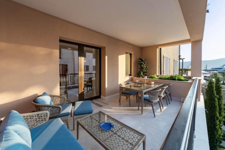 Designer three-bedroom apartment with sea view, Teuta building