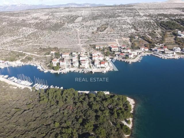 OTOK PAG, ŠIMUNI, građevinsko zemljište 200 m od mora, za obiteljsku kuću/ dvije manje zgrade/ villu