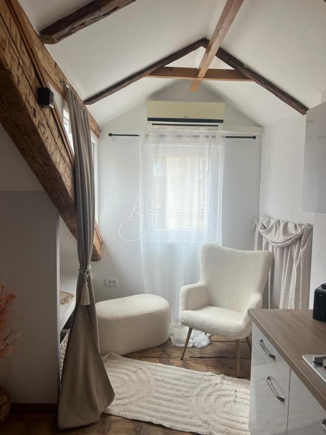 Novouređeni studio apartman u centru Pule