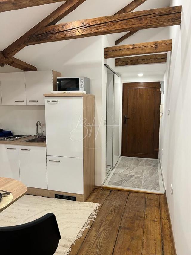 Novouređeni studio apartman u centru Pule