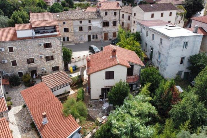 Istra, Medulin - samostojeća kamena kuća u samom centru s parkingom 