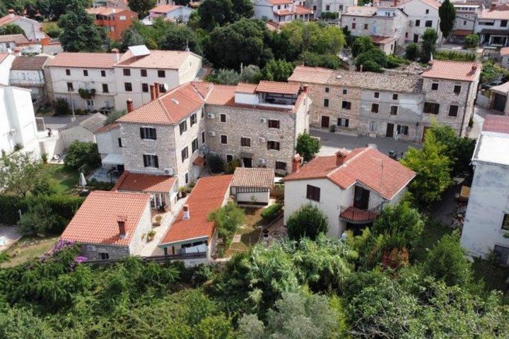 Istra, Medulin - samostojeća kamena kuća u samom centru s parkingom 