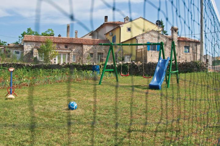 Istra, Barban, šarmantna kamena kuća 130m2 s bazenom i igralištem za đecu