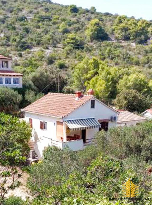 Šolta, kuća s apartmanom - prodaja 