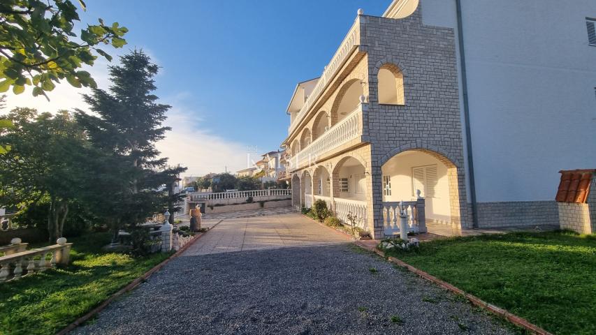 Novi Vinodolski - kuća sa 10 apartmana 150 metara od mora