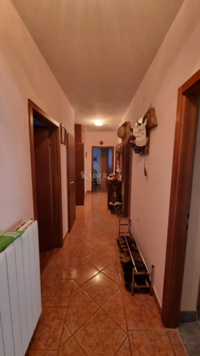 Novi Vinodolski - kuća sa 10 apartmana 150 metara od mora