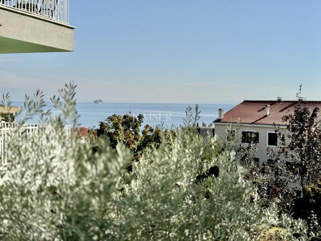 Opatija, Ičići – Three-bedroom apartment with garage 250 m from the sea